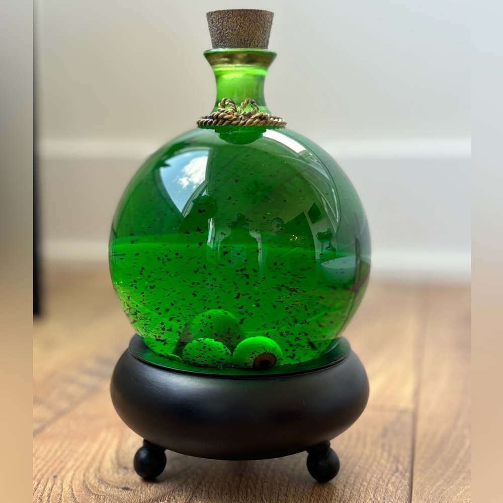 Martha Stewart Halloween Snowglobe- Potion bottle in Cauldron w/ eyeballs/bones